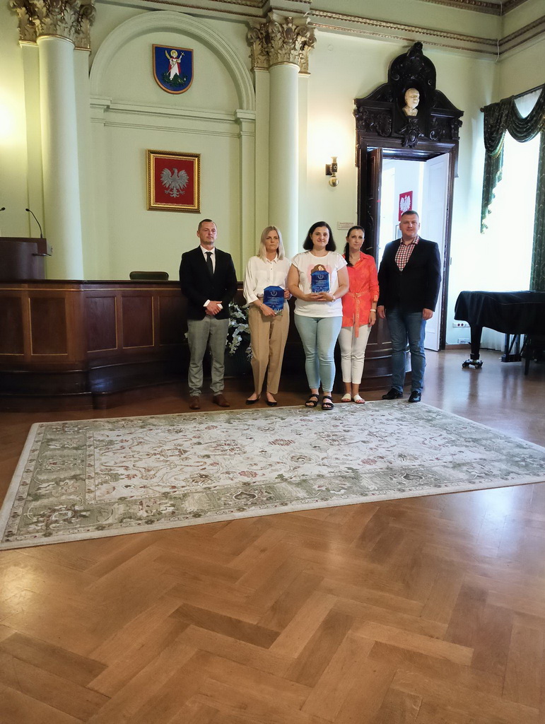 Zdjęcie sport_podsumowanie_2022-2023 (1)d38df53c-2abb-4010-baea-474c57e52182.jpg w galerii II LO na podium!